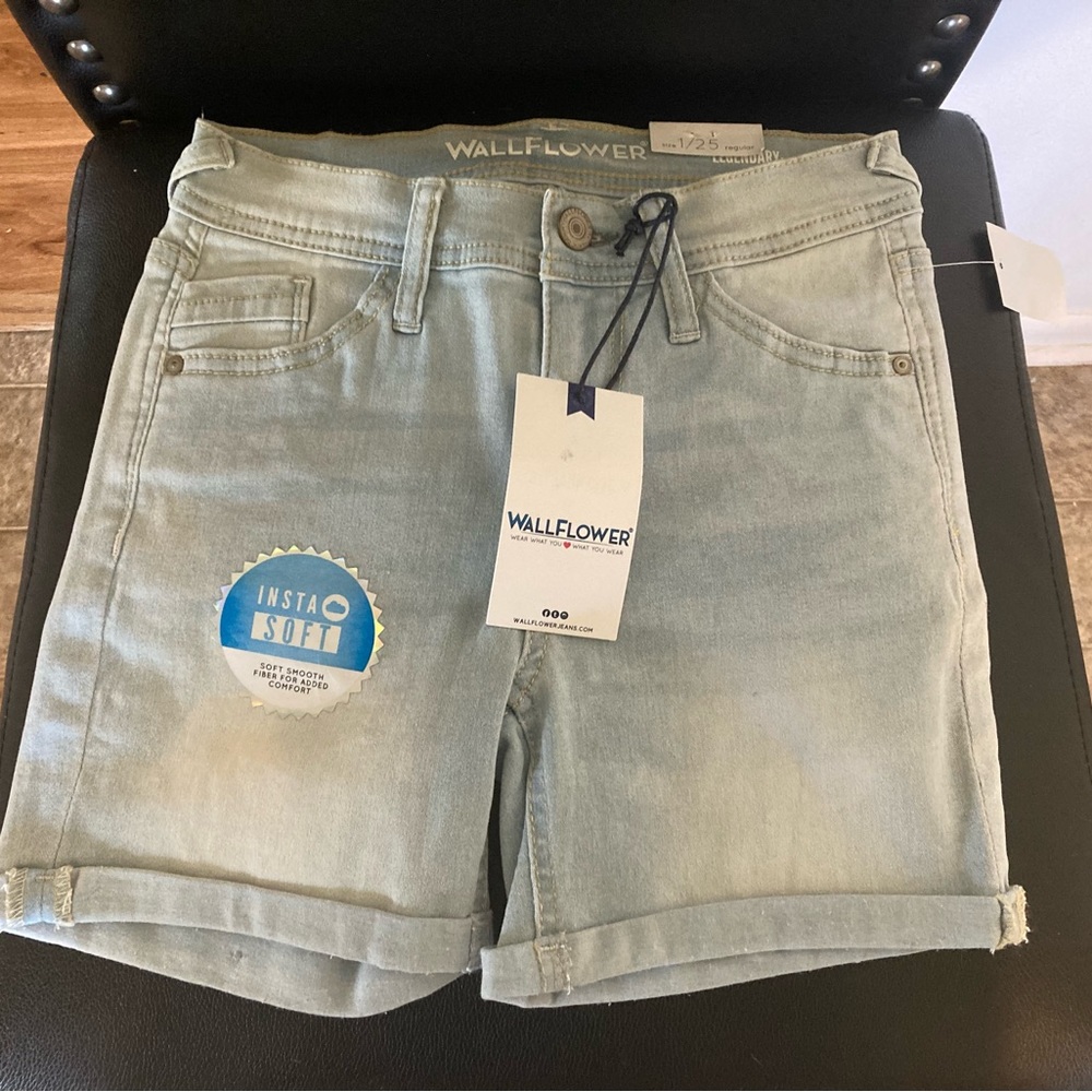 Wallflower light wash denim shorts size 1/25 legendary midi